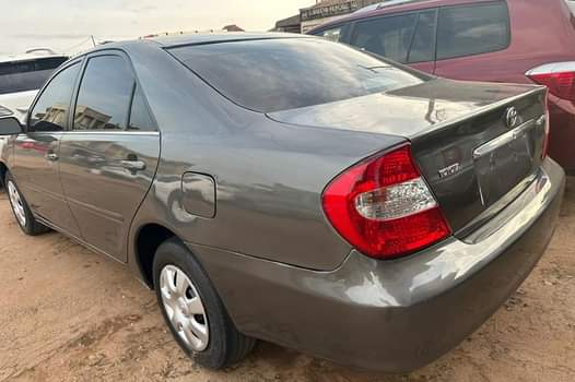 A picture of 2004 Toyota Camry LE