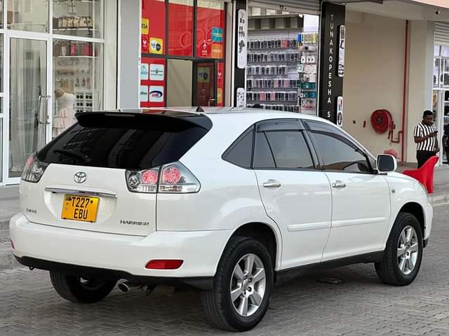 A picture of Toyota Harrier pearl white