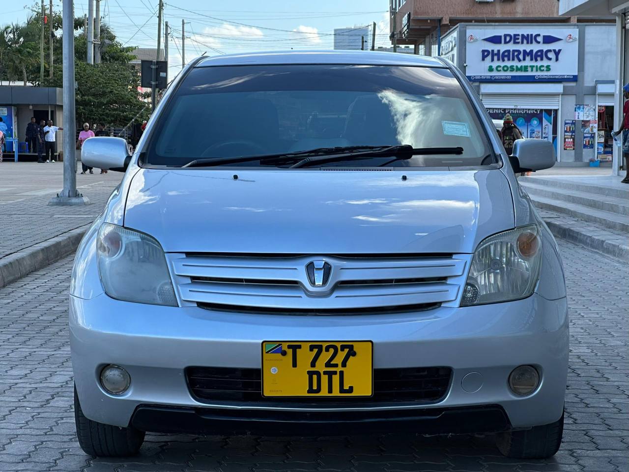 A picture of Toyota Ist for sale price Tshs 12 00 000 mil