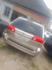 A picture of Toyota sienna 08038587752