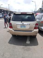 A picture of 2005 Toyota Highlander With 2 Row Leather Seats Untampared Engine