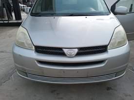 A picture of Toyota sienna xle 04