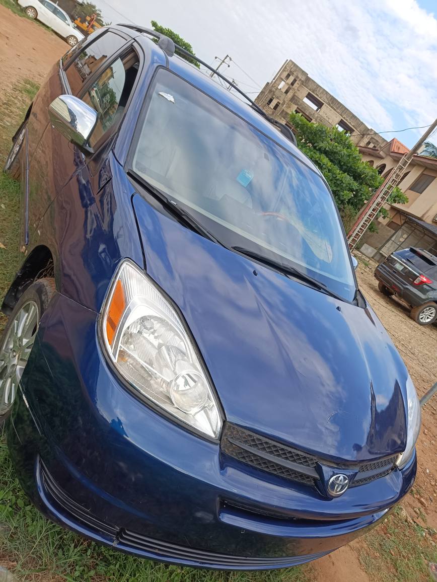 A picture of XLE Toyota Sienna 2006