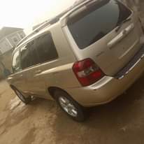 A picture of 2005 Toyota Highlander Limited edition 3rows seat Everything working perfectly