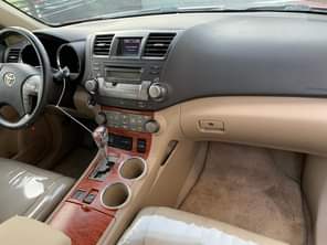 A picture of Toyota Highlander FOR SALE 2008 model Foreign used toks V6