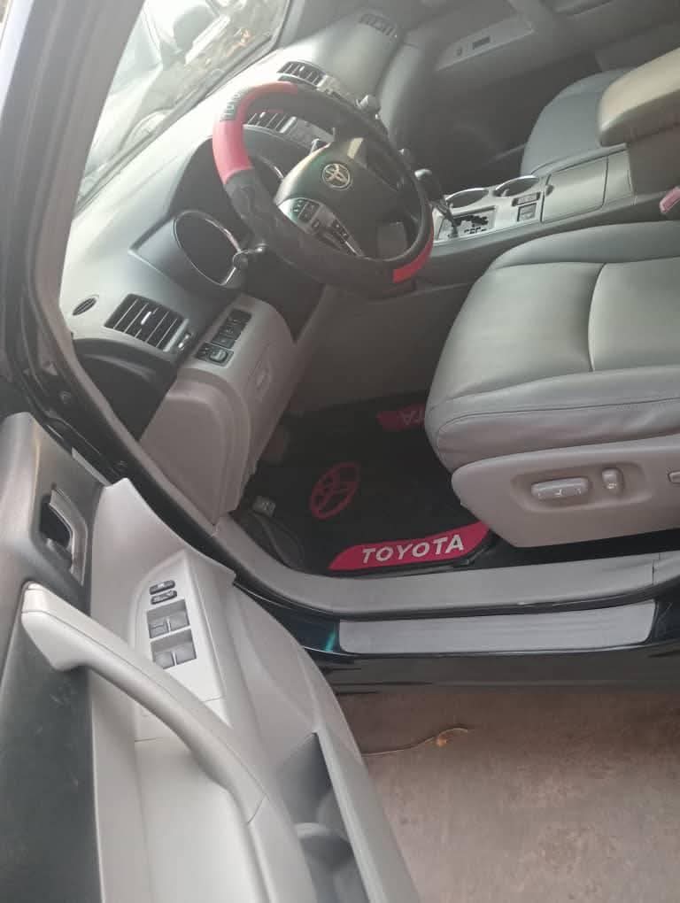 A picture of Super shop Toyota Highlander 2010 model engine and gear perfect