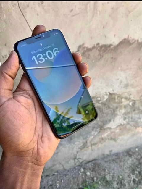 A picture of Iphone X 64gb 320 000 tu