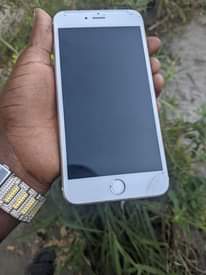 A picture of Iphone 6s gb64 bh100 small line inside 0686820249