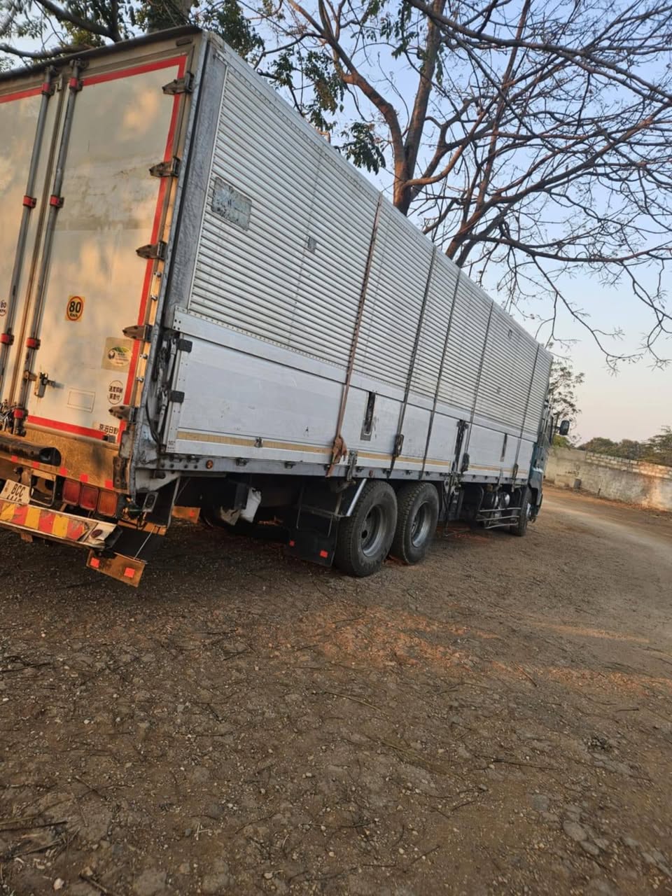 A picture of Hino Truck For Quick Sale 2006 Model 15 Ton Price