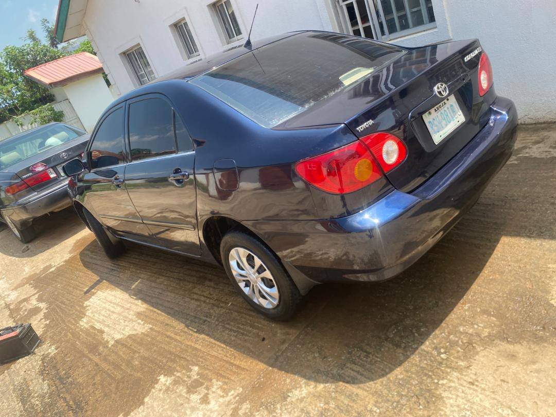 A picture of Toyota Corolla 04 with untemper engine and gearbox painted on