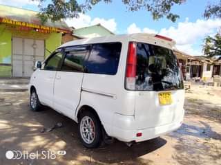 A picture of TOYOTA NOAH