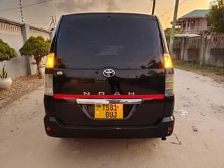 A picture of TOYOTA NOAH