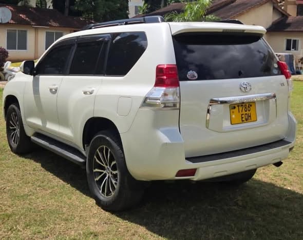 A picture of 2010 TOYOTA LAND CRUISER PRADO