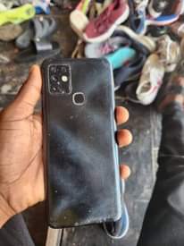A picture of Inifinix hot 10 GB 64 imendondoka imepasuka kioo
