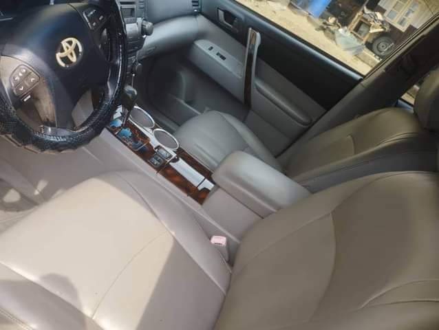 A picture of 2008 Toyota Highlander neatly flashed with no filler AC chilling