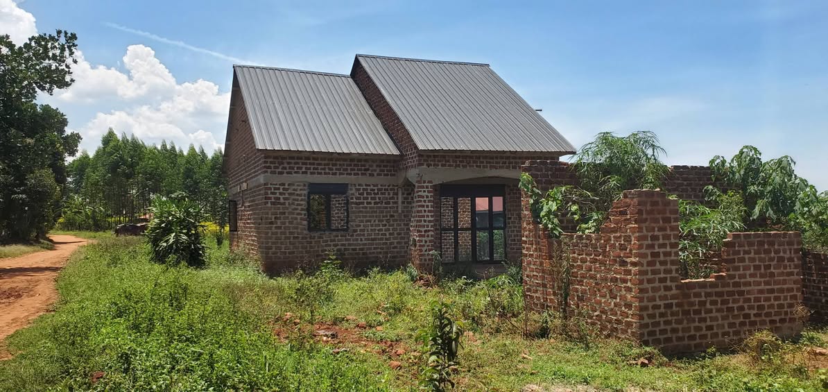 A picture of LOT FOR SALE MUKONO MAYANGAYANGA Size Price 50x100 ft 8M