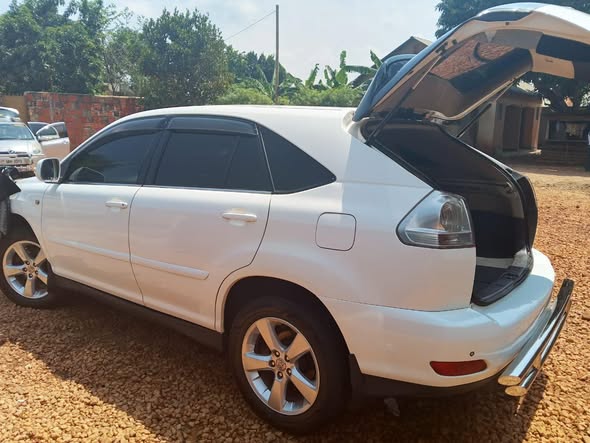 A picture of Toyota harrier 3 0cc