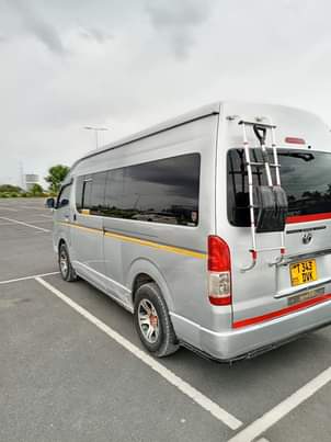 A picture of Toyota hiace qwantam 2TR ENGINE