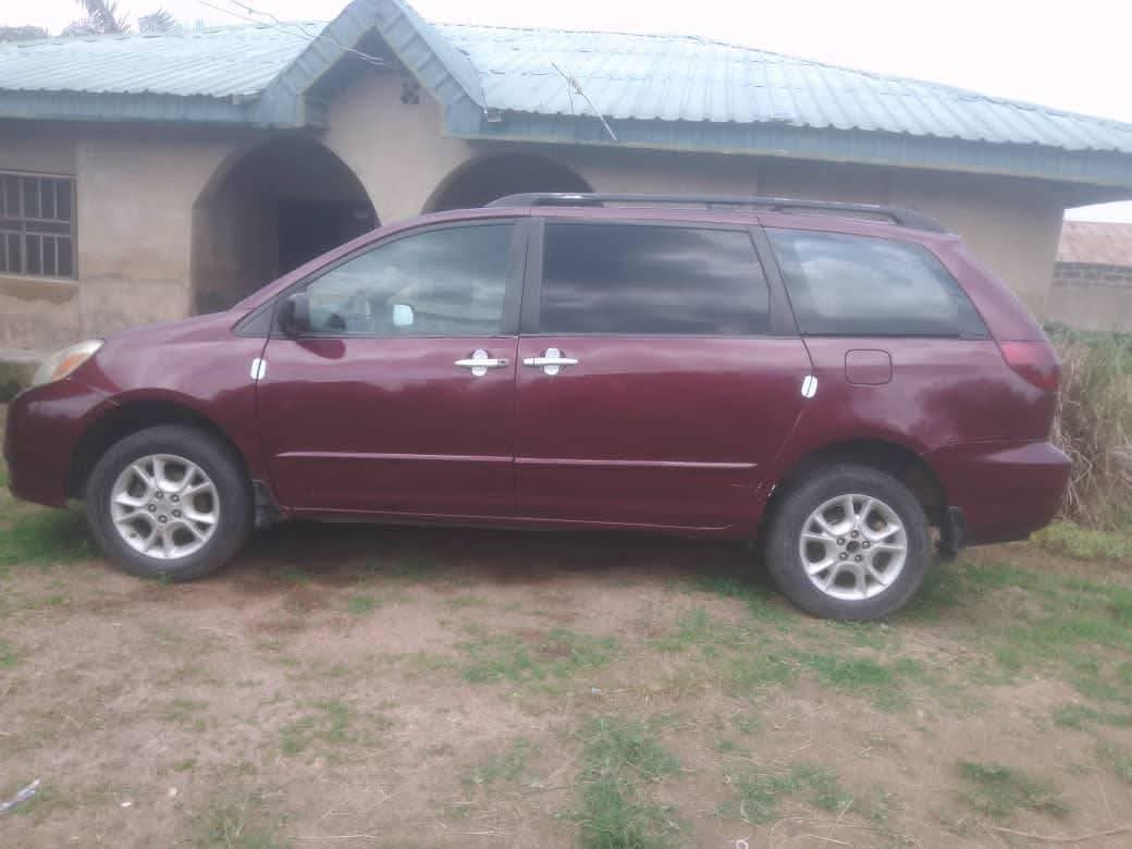 A picture of 2004 Toyota sienna