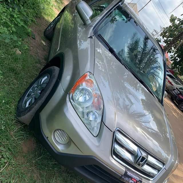 A picture of Honda CR V 2005