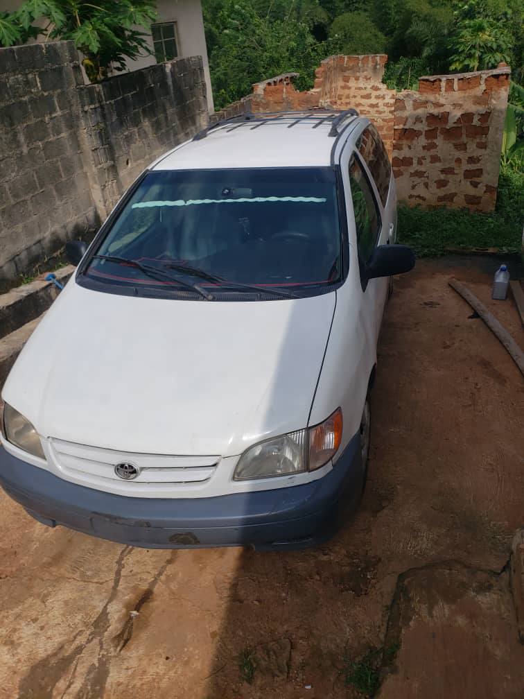A picture of Toks standard Toyota Siena. 2002 model