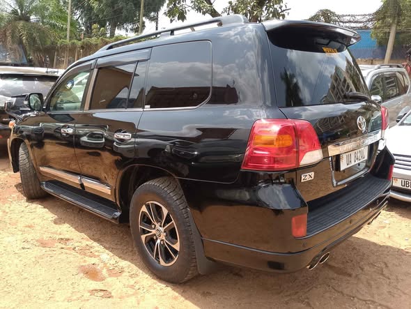 A picture of Toyota Land Cruiser V8 Model 2015 Petrol Engine 0787181703 0704482571