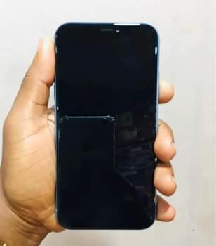A picture of Iphone xr Bh 93 Nb IMEZIMA ILIKUWA IMEANGUKA dar 0789319681