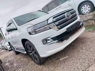 A picture of 2010 Toyota Land cruiser V8