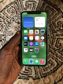 A picture of iPhone XS 64gb bei 390 000 0692853914 Face ID battery