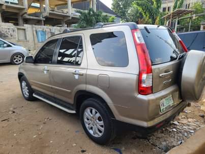 A picture of Tokunbo standard full option Honda CRV 2005 with chilling AC