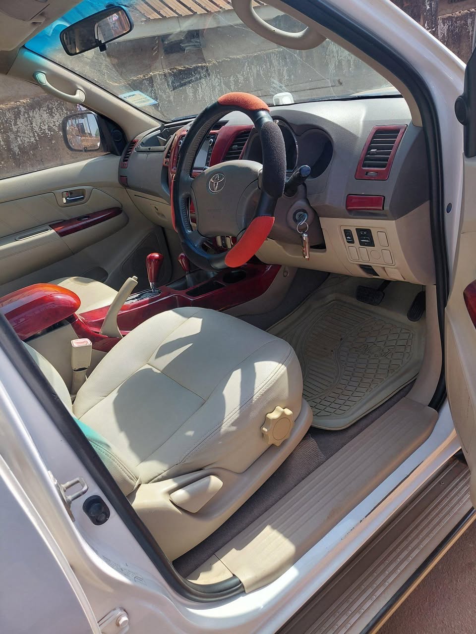 A picture of Hilux Vigo Diesel Auto 0759700430
