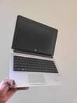 A picture of iphone na laptop