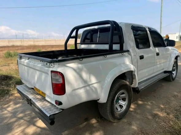 A picture of TOYOTA HILUX DOUBLE CABIN INAUZWA Bei TSh 19M Engine 5L