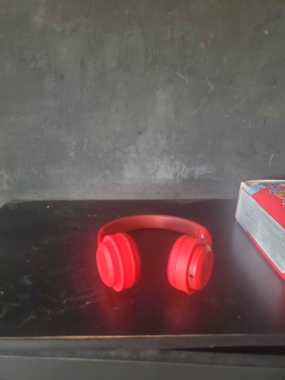 A picture of Headphones wireless Model Y08 Battery life 8 to 9 hours
