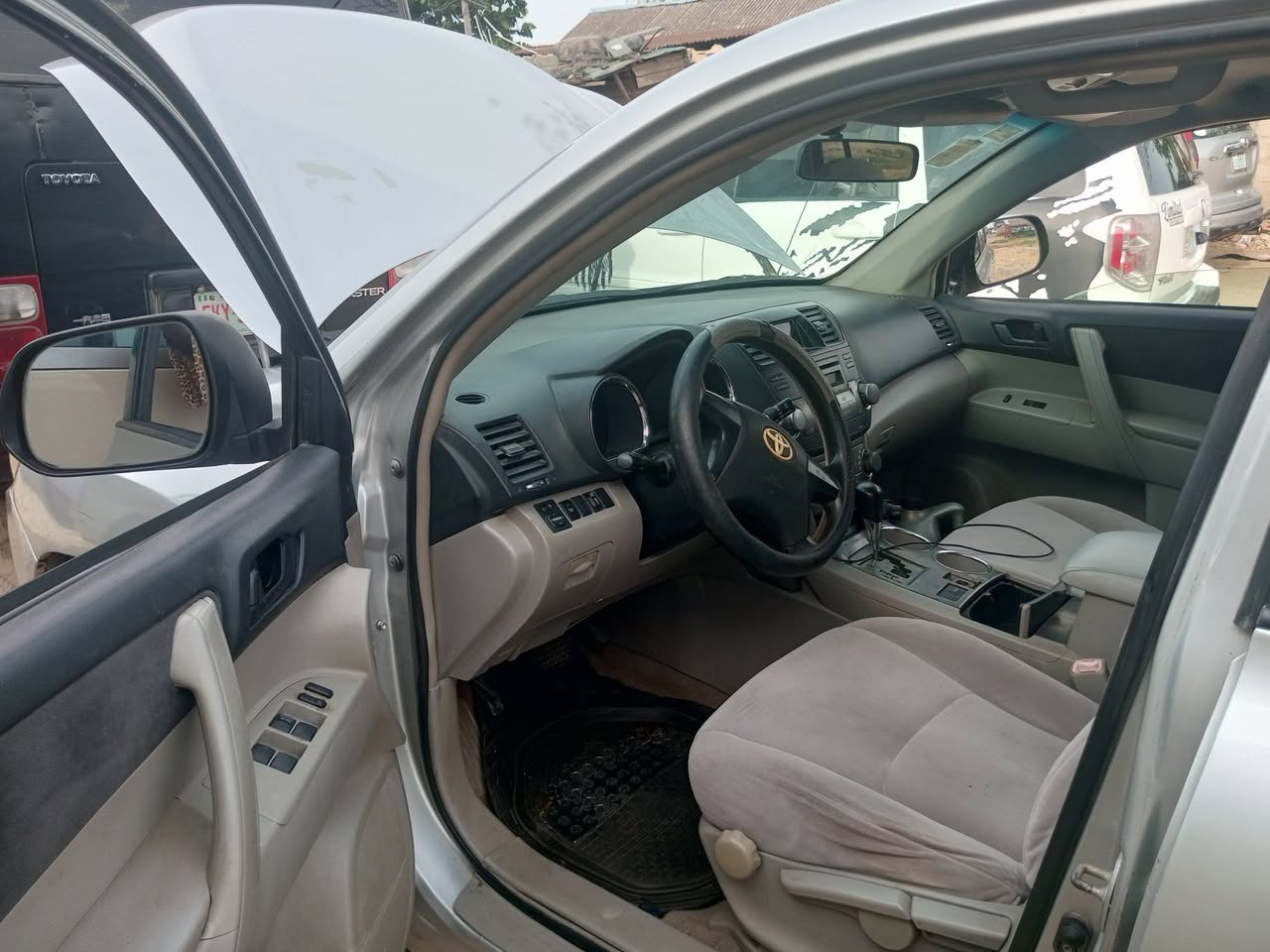 A picture of FEW MONTHS USED TOYOTA HIGHLANDER 08