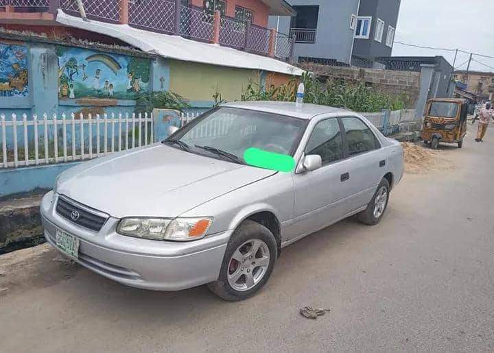 A picture of Toyota Camry droplight This is a very good car with