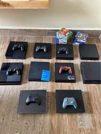 A picture of PLAYSTATION 4 SLIM FAT 5 games installed 2 Controllers