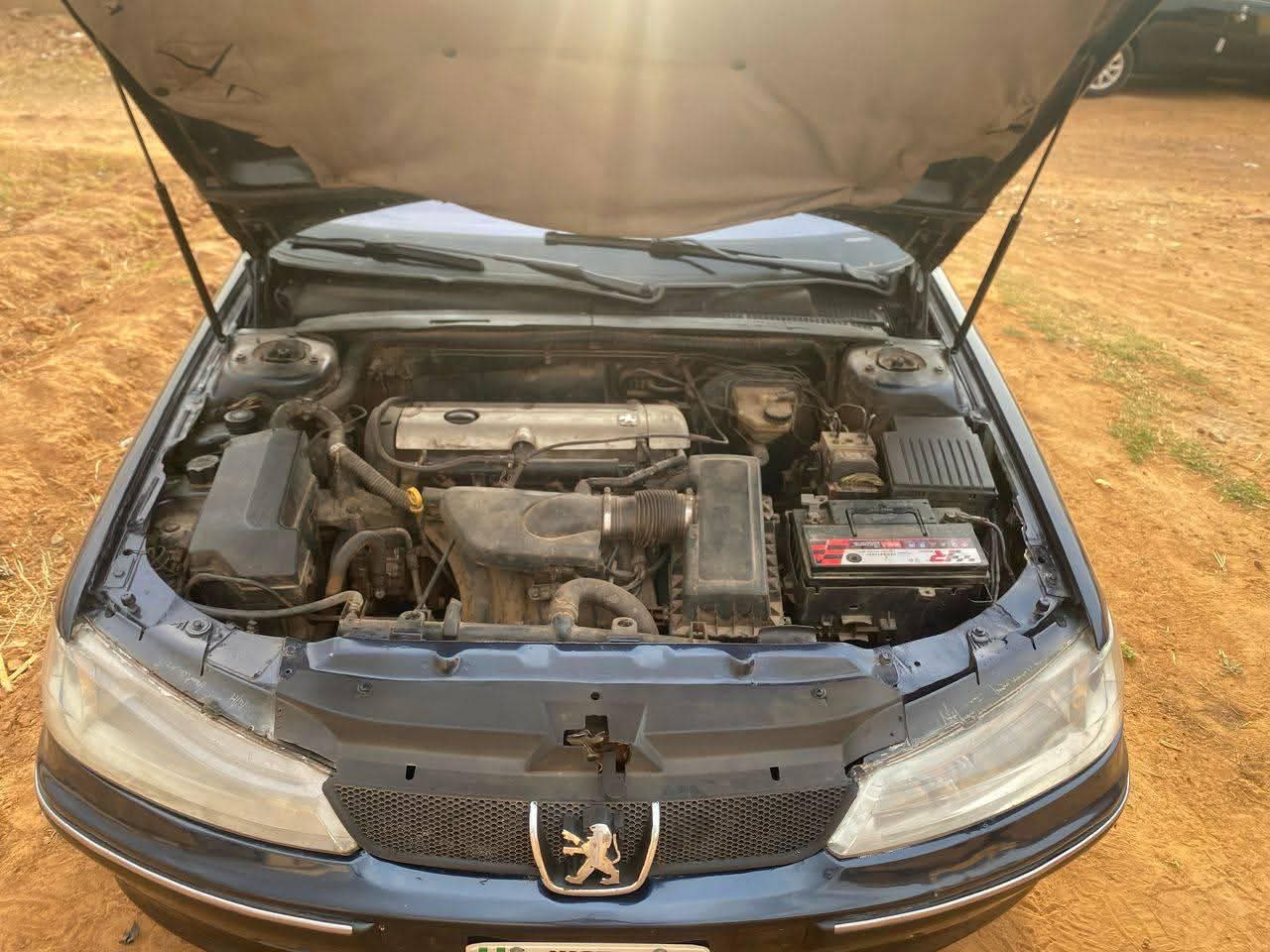A picture of Peugeot 406 manual with e10