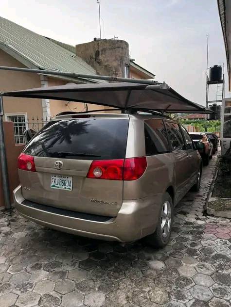A picture of owner need money ungently this morning direct 2007 Toyota sienna