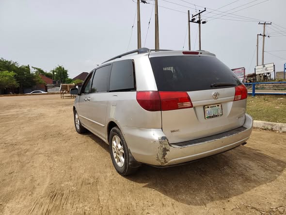 A picture of Toyota Sienna 2004 model