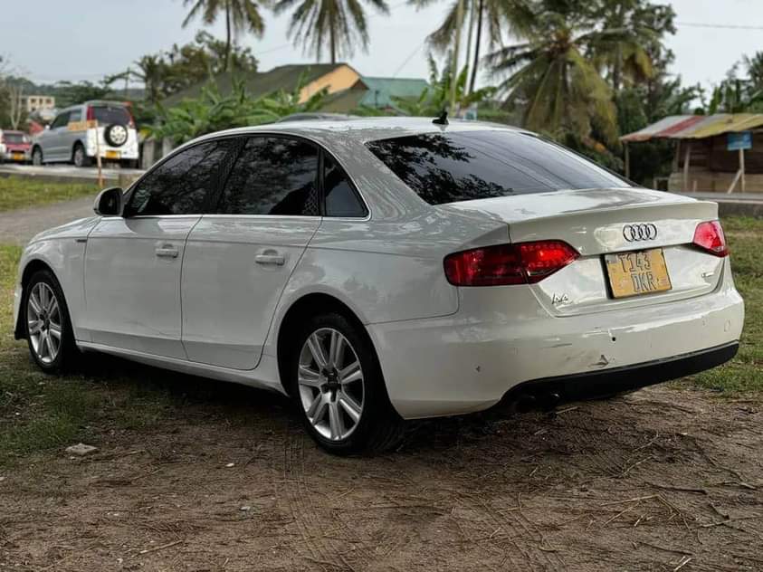A picture of AUDIO A4 PRICE 8 9M CALL 0621007902