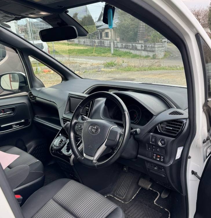 A picture of TOYOTA VOXY