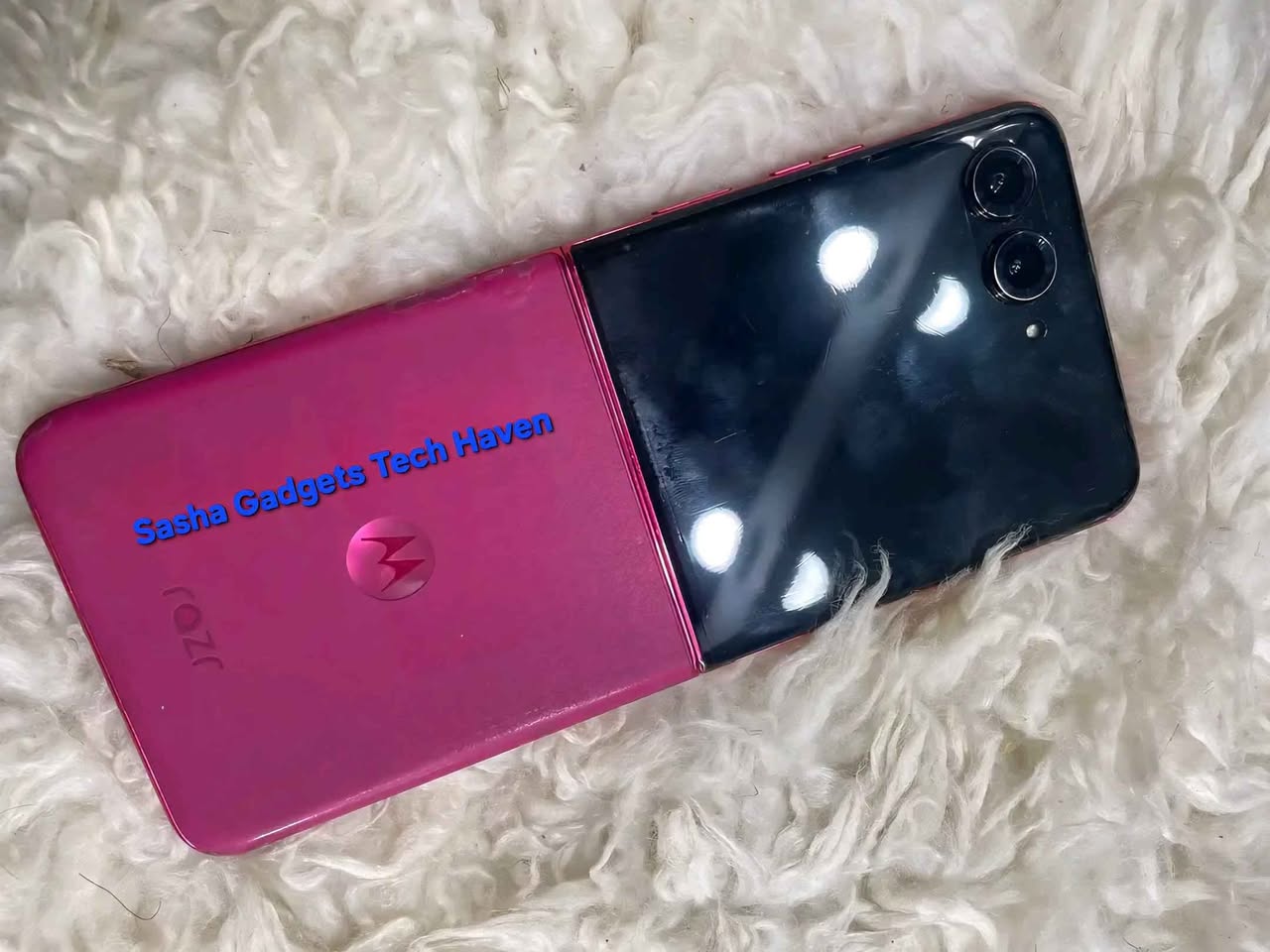A picture of Motorola razr 2024 5G Flip Has Dot and line in