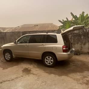 A picture of 2005 Toyota Highlander Limited edition 3rows seat Everything working perfectly