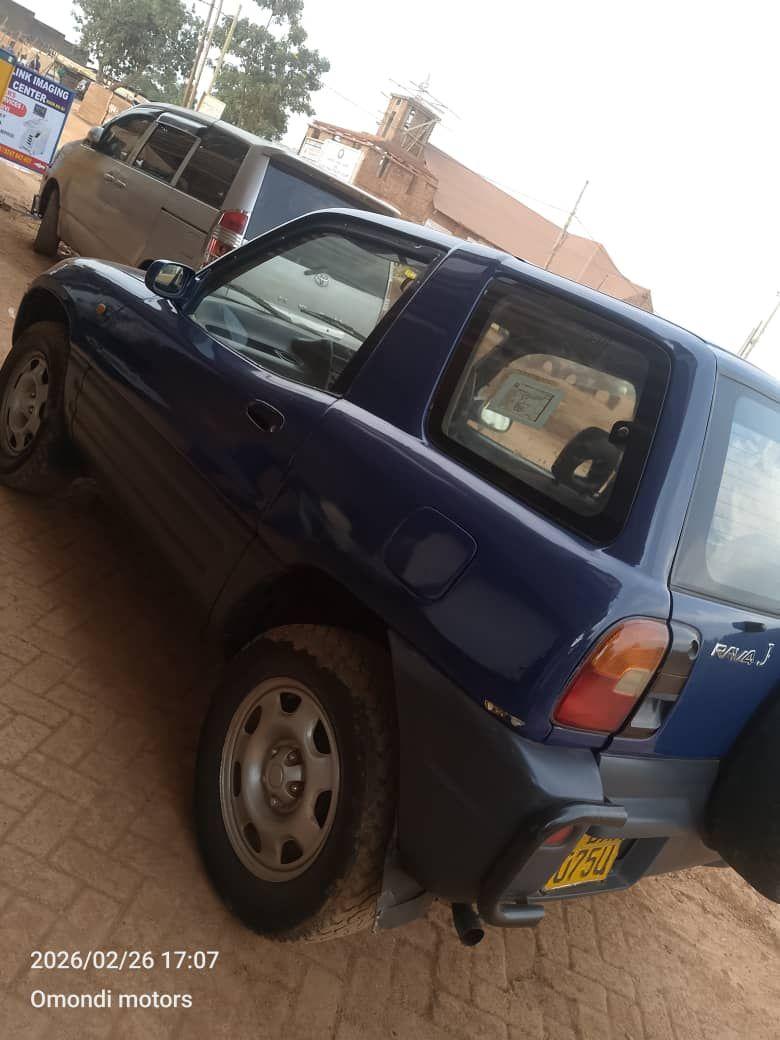 A picture of 2003 Toyota rav4