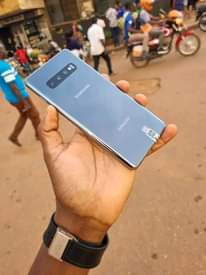 A picture of Samsung S10 plus with small dot no cracks fingerprint on