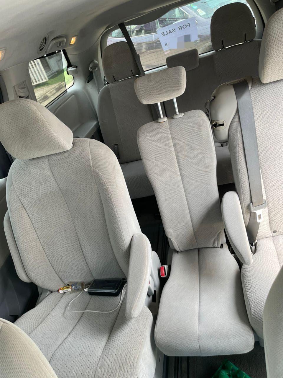 A picture of Toyota Sienna 2012
