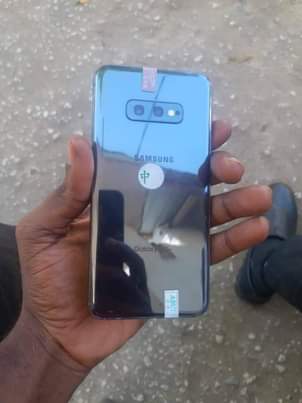 A picture of Samsung s10e