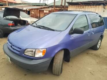 A picture of 1999 model Toyota sienna clean Nigerian use Price 3 5m