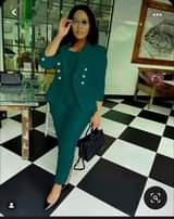 A picture of Woman suit
